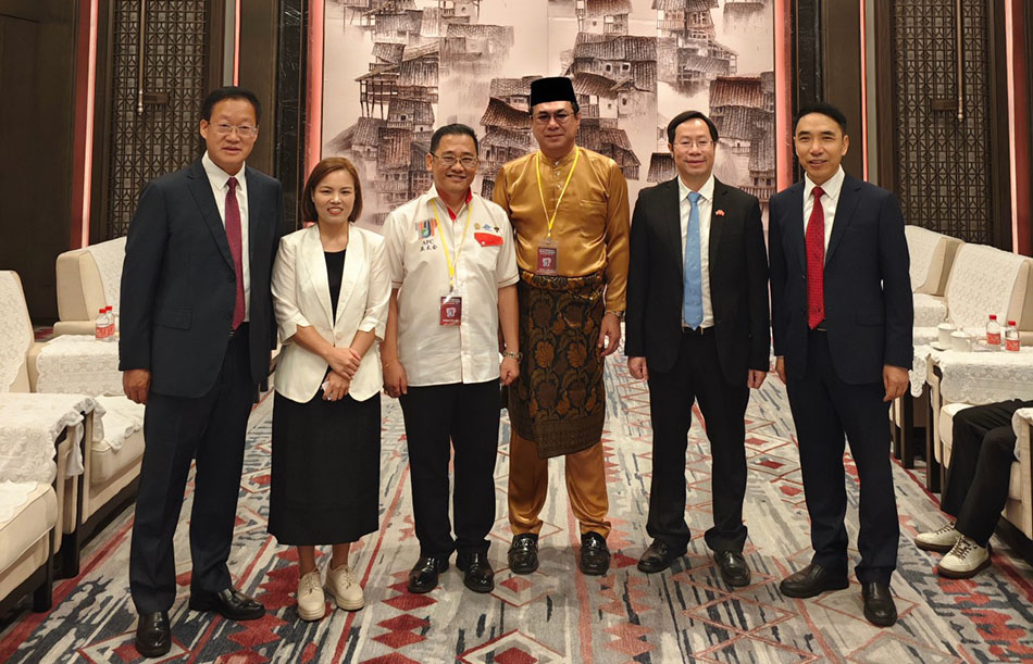 阮氏兰博士与重庆沙坪坝区领导及东盟驻渝代表合影